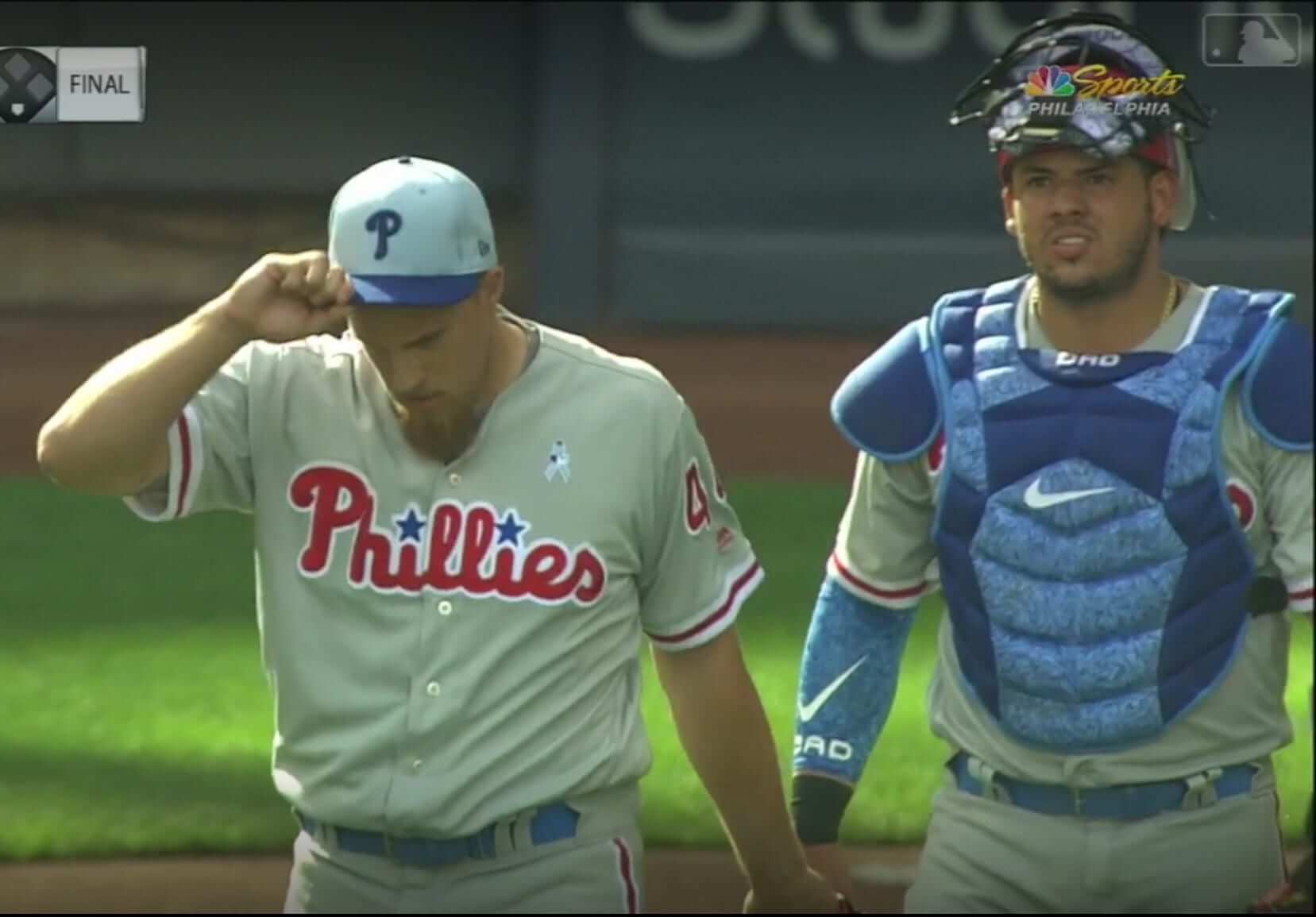 Willson Contreras visits brother William rocking Braves jersey