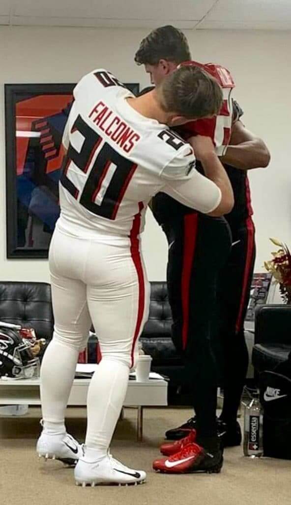 Am I the only one who's legit salty they didn't rock the red pants with the  white jersey last season? : r/falcons