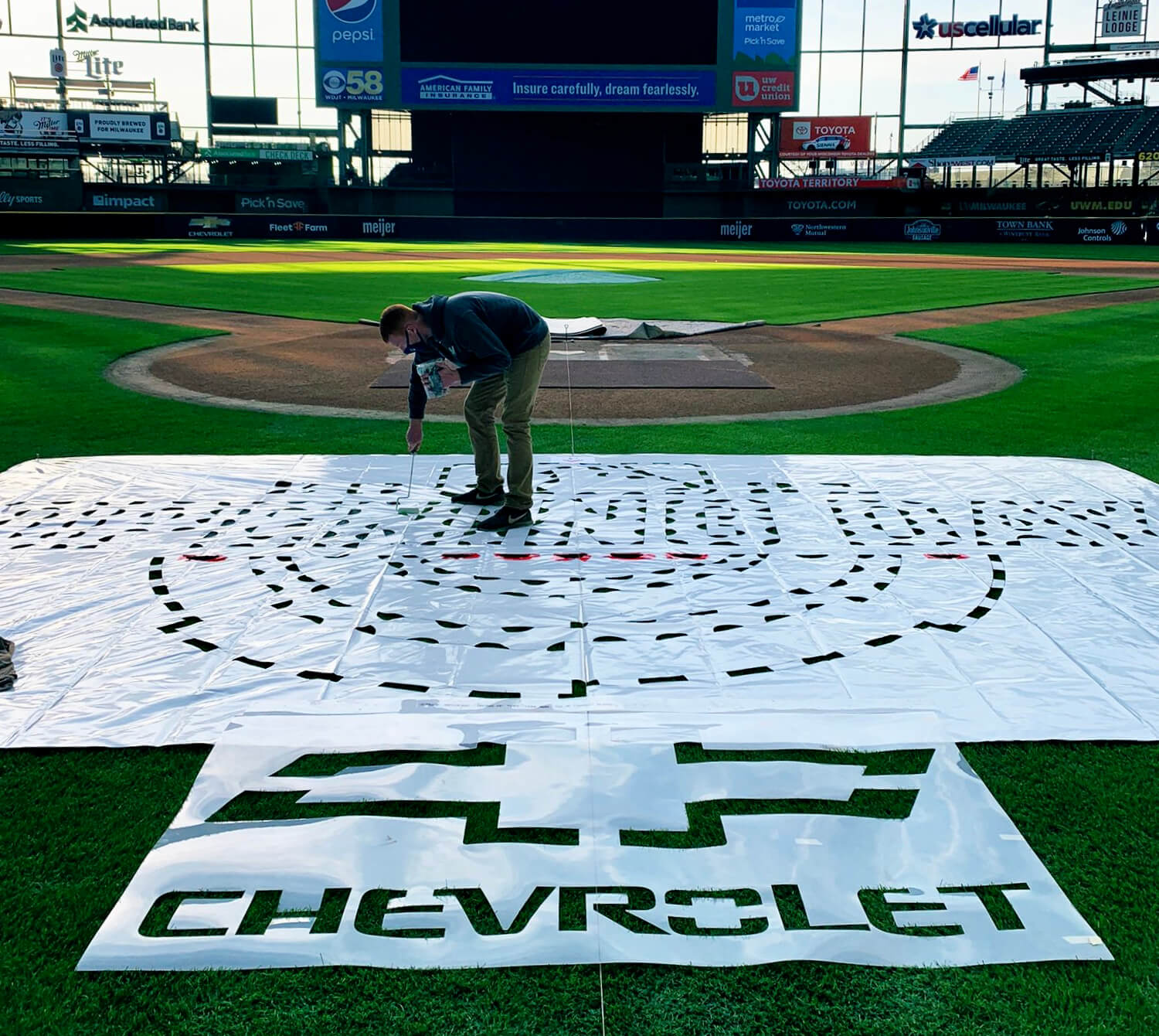 Stuff We Missed: Brewers unveil City Connect uniforms! Basketball coming to  AmFam Field?