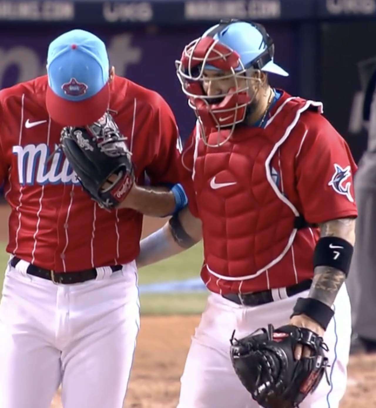 MLB Catchers Wearing Unusual Mitt Wristband Strap