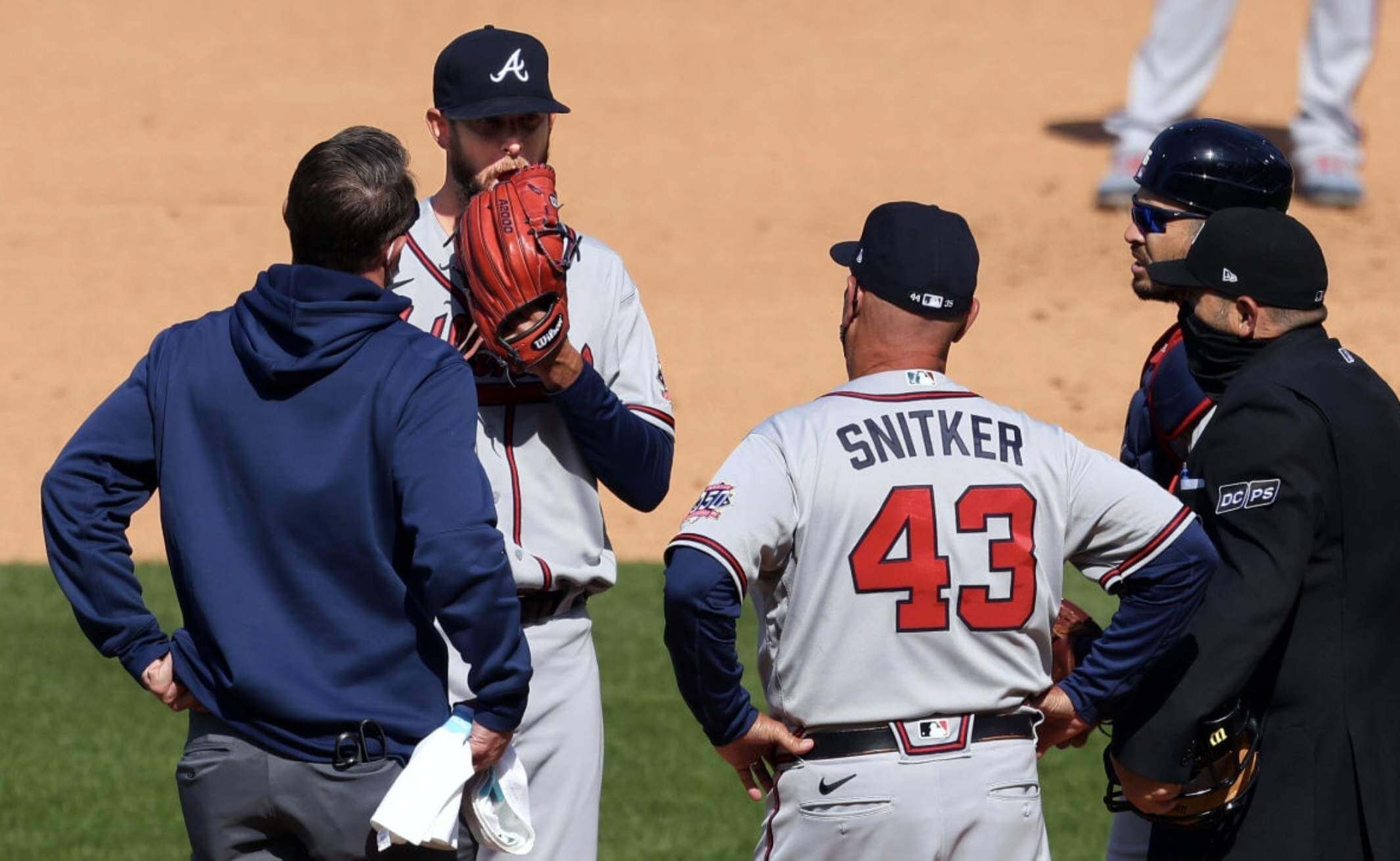 Which MLB Managers Still Wear a Full Uniform?