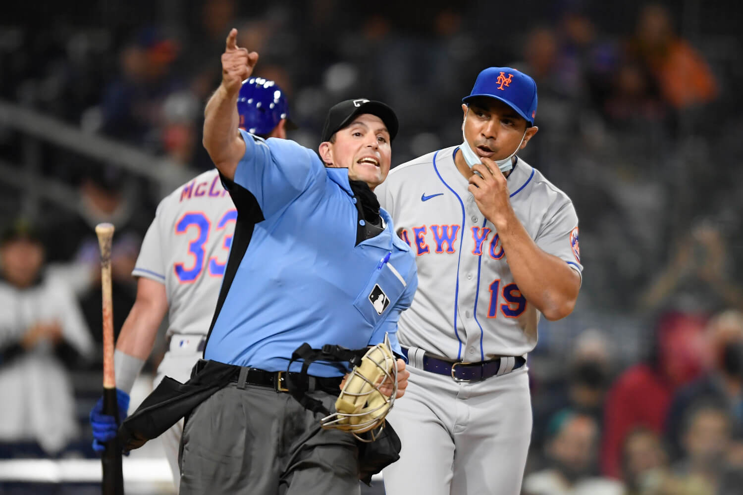 Which MLB Managers Still Wear a Full Uniform?