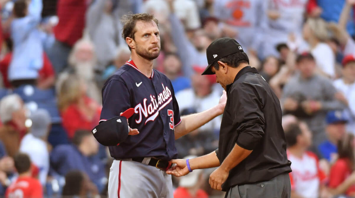 ADDS THE UMPIRES NAME - First base umpire reacts after Atlanta