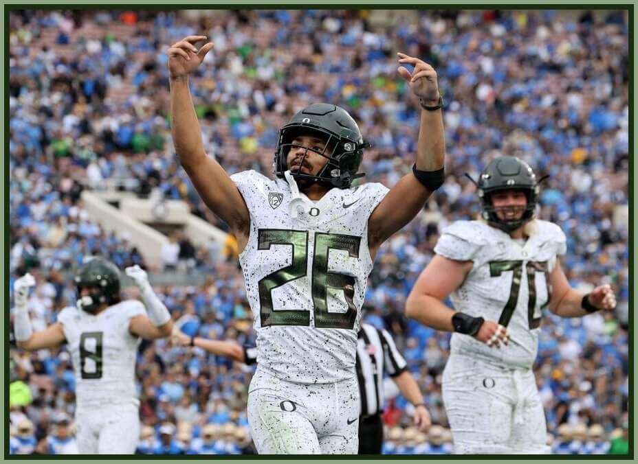 Oregon Ducks debut 'splatter' uniforms against Huskies