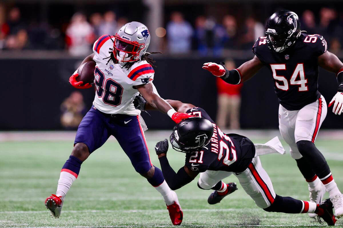 Today was at least the third game this year that Nike has screwed up Mac  Jones' jersey. Vs. Browns: Missing star on the right sleeve logo. @  Falcons: Missing red outline on the #0. Vs. Bills: 2000-2019 era number  font (basically the exact color rush je