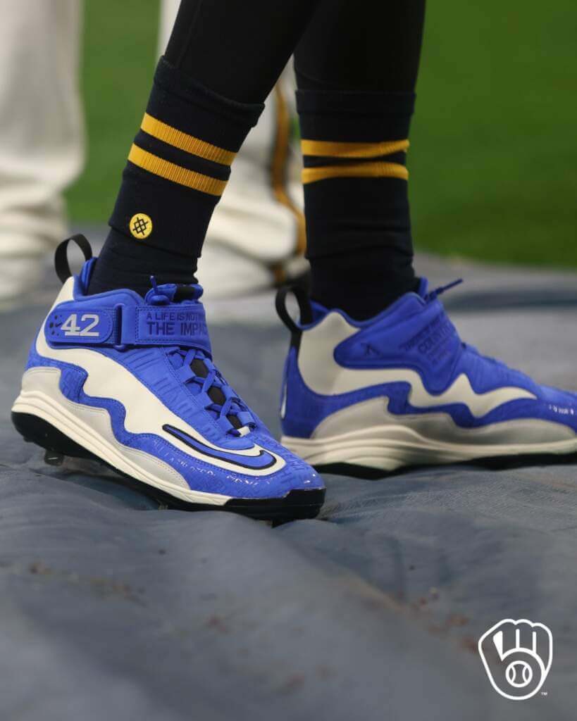 MLB on X: To honor the 75th anniversary of Jackie Robinson breaking the  color barrier, the @Dodgers and @Royals are wearing throwback uniforms  tonight!  / X