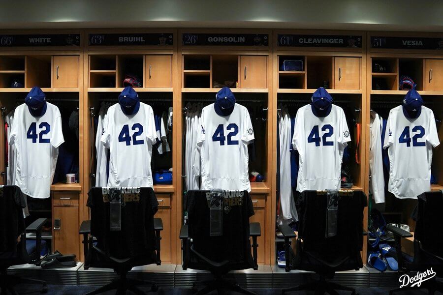 MLB on X: To honor the 75th anniversary of Jackie Robinson breaking the  color barrier, the @Dodgers and @Royals are wearing throwback uniforms  tonight!  / X