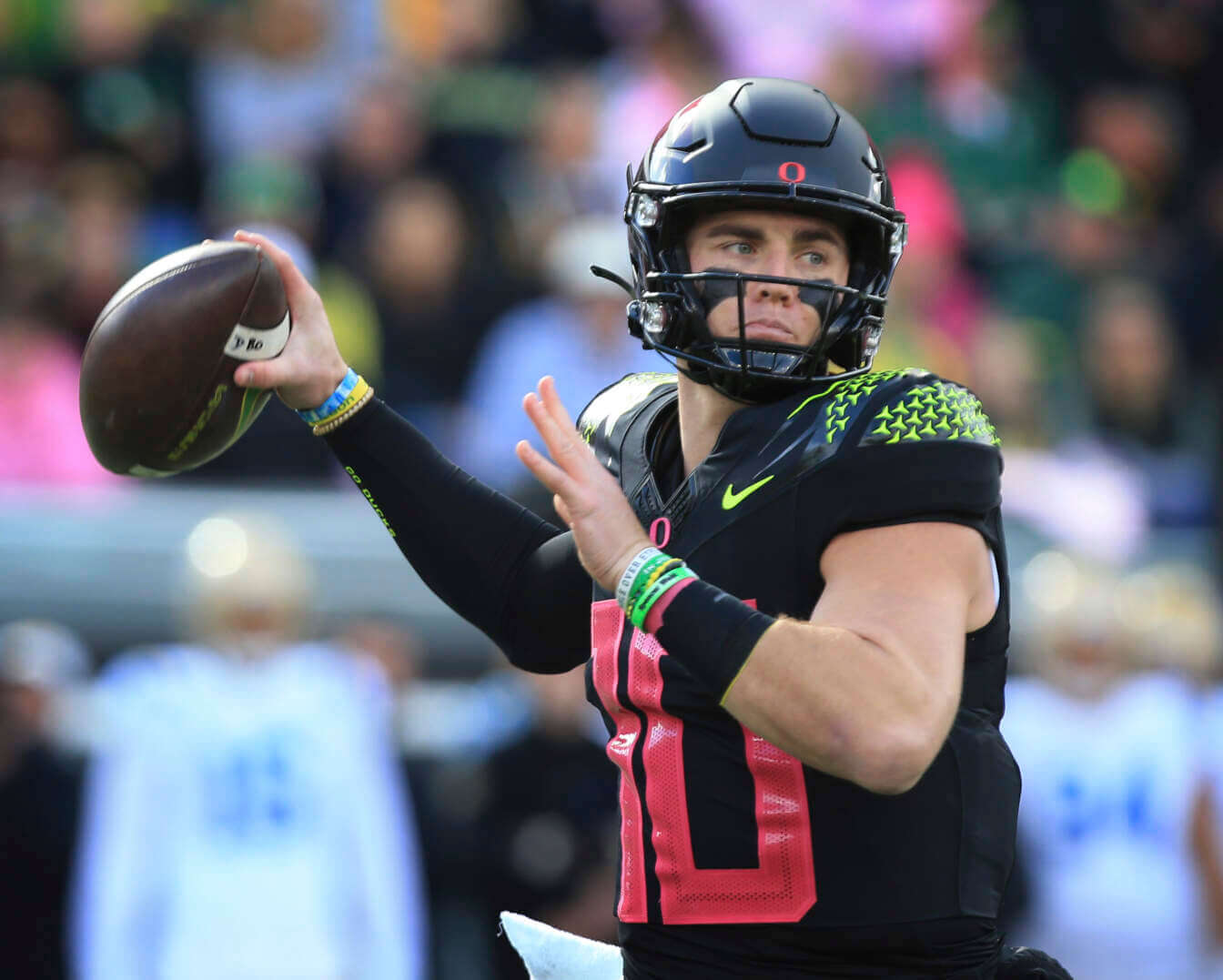 Oregon Ducks debut 'splatter' uniforms against Huskies