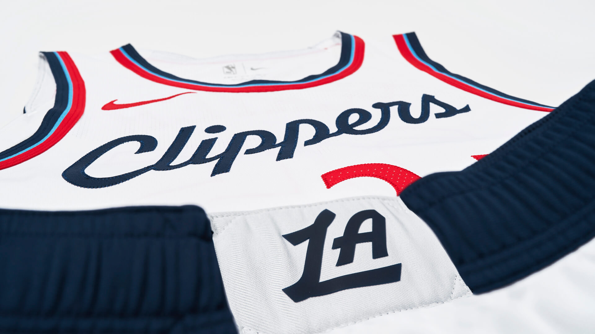 O Los Angeles Clippers revela seus novos uniformes para a temporada 2024-25