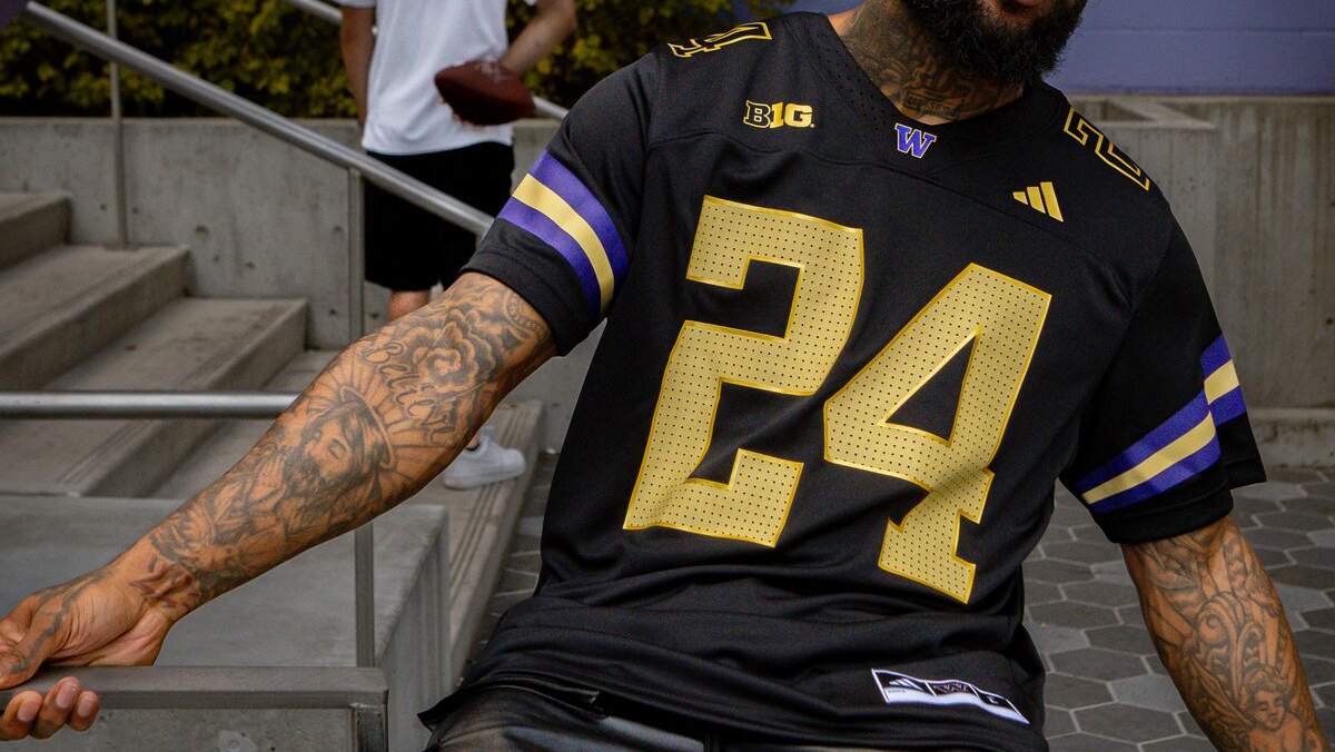 Washington Huskies Football unveils new black jersey